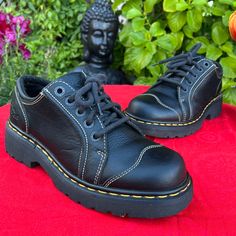 Dr. Martens Chunky Black 5 Eye Cap Toe Oxfords. Super Cutewell Cared For And Hardly Any Wear! Black Leather Is Beautiful And Has A Few Light Surface Scuffs At Toes. No Wear Or Rubbing At Inner Toes Or Ankles. Interiors Are Great With Just A Few Sock Fuzzies. Chunky 2 Inch Platform Soles Are In Great Condition. Uk Size 6, Equivalent To Us Women’s Size 8. E112260dm #Y2k #90’s #Vintage #Chunky #Y2k #Platform #Hippie #Festival #England #Mie #Retro #Leather #Boho #Grunge #Platforms #Floral #Deadstock Academia Shoes, Grunge Academia, Boho Grunge, Hippie Festival, Black Cap, Vintage Vibes, Flat Shoes Women, Loafer Flats, Oxford