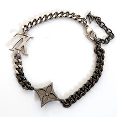 Used Louis Vuitton Louis Vuitton Bracelet Lv Instinct M00508 Silver Gunmetallic Metal Men's Women's (Sku: Gzl1390a) === General === Brand : Louis Vuitton === Design === Type : Charm Bracelet Gender : Men,Women Material : Metal Color : Gunmetal, Silver === Size === Length : 15cm - 19.5cm / 5.9'' - 7.67'' === Included Items === Accessories : Box, Dust Bag Accessories Notice : Before Purchasing, Please Refer To The Images Of The Accessories Included With The Item. === Condition === Condition : Used Luxury Metal Bracelets, Designer Silver Bracelets With Logo Charm, Lv Men Bracelet, Louis Vuitton Jewerly, Louis Vuitton Silver Bracelet, Louis Vuitton Official Jewelry, Louis Vuitton Necklace Silver, Louis Vuitton Bracelet, Used Louis Vuitton