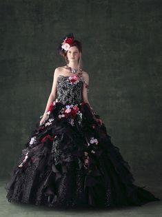 wedding dress Wedding Dress Fantasy, Gothic Wedding Ideas, Black Wedding Dress Gothic, Halloween Weddings, Popular Wedding Colors, Black Wedding Gowns, Gothic Bride