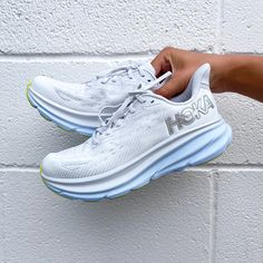 High Top Running Shoes, Nice Running Shoes, Women’s Running Shoes, Hoka Shoes Woman Outfit, Hokas Outfit, White Hokas, Hoka Outfit, Hoka Shoes Woman, Good Running Shoes