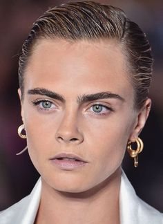 Cara Delevingne Makeup, Sleek Short Hair, Slicked Hair, Cara Delevingne Style, Chameleons, Look Short