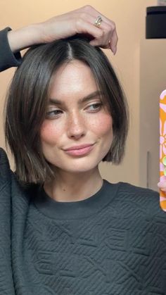 Brown Bob Hair, Trendy Outfit Ideas, Short Brown Hair, Hair Inspiration Short, Make Hair, Penteado Cabelo Curto, Trendy Outfit