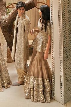 Capsule Wardrobe Office Wear, Emerald Green Lehenga, Women Capsule Wardrobe, Capsule Wardrobe Office, Spring Outfit Ideas For Women, Heavy Suits, Tana Bana, Lehenga Choli For Wedding, Wardrobe Office