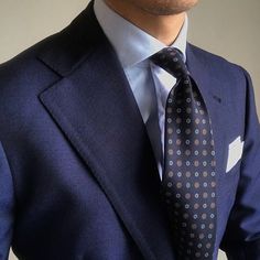 Shirt And Tie Combinations, Older Mens Fashion, Classic Elegant Style, Dapper Outfit, Tailoring Details, Work Suits