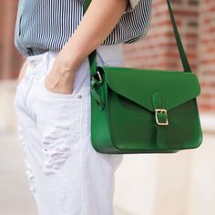 Green pop of color ! Angela Roi, Crossbody Bag Outfit, Trainers Outfit, Green Trainers, Camille Styles, Green Accessories