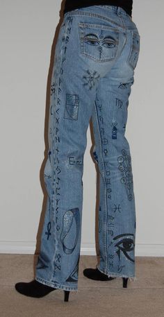 Jean Painting, Clothes Makeover, Painted Clothing, Womens Fashion Jeans, Altering Clothes, Painted Denim, Embellished Jeans