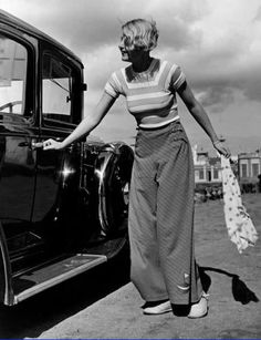 1930s Striped t-shirt and wide-legged trousers. 1930s Fashion Women, 1930 Fashion, 1930s Style, Cinema Movie, 30s Fashion, Beach Attire, Vintage Swimwear, Pants Vintage, Retro Mode