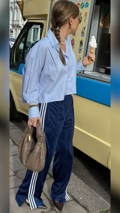 Sports Elegant Outfit, Adidas Athleisure Outfits, Sport Elegant Outfit, Pans Adidas, Sporty Elegant Outfit, Track Shorts Outfit, Cropped Button Up Shirt Outfit, Blue Adidas Pants