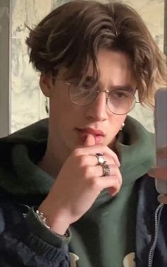 Aesthetic Boy Haircut, Middle Part Flow Men, Eboy Haircut, Curtain Bangs Men, Haircut Middle Part, Middle Part Hairstyles Men, Middle Part Haircut, Sind Curtain Bangs, Was Sind Curtain Bangs