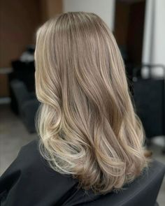 Cool Blonde Hair Colour, Peekaboo Highlights, Chunky Highlights, Cool Blonde Hair, Blonde Hair Inspiration, Hair Color And Cut, Hair Inspiration Color, Pretty Hair, Ash Blonde