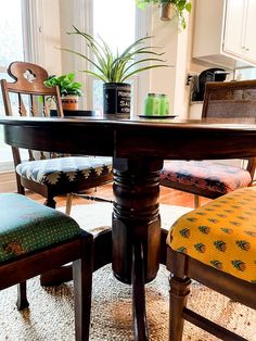 Kitchen table with mismatched upholstered chairs. Mix And Match Dining Chairs, Mix Match Dining Chairs, Mismatched Kitchen, Space Breakfast, Eclectic Kitchen Ideas, Eclectic Dining Chairs, Mix Match Chairs, Mix And Match Dining Room, Fabric Kitchen Chairs