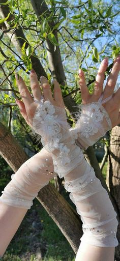 I made this gleaming bridal gloves using elastic shimmering tulle, sewing it on my sewing machine. Then I attached the lace by hand. The gloves are fingerless and fits most. >>--------------------------------------> ❤This gloves are in stock and ready to ship.  Shipping times can vary greatly depending on location. >>--------------------------------------> The length 40cm Hand wash recommended! Do not bleach Do not tumble dry Do not dry clean ------------------------------------------ To see mor Tulle Gloves Wedding, Cinderella Gloves, Princess Gloves Aesthetic, Mermaid Gloves, Tulle Fingerless Gloves Wedding, Fairy Gloves, Tulle Sewing, Bridal Gloves Long, White Fancy Gloves