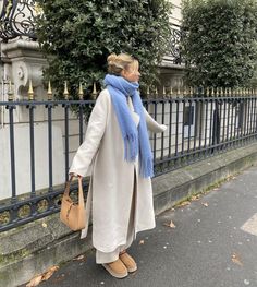Perfect Winter Coat, Womens Winter Coat Outfits, Neutral Coat Outfit, Cold Winter Outfits Nyc, Norway Fashion Trends, Casual Office Outfits Fall, New York Winter Outfit Christmas, Winter 2024 Trends Women, Oversize Sweaters