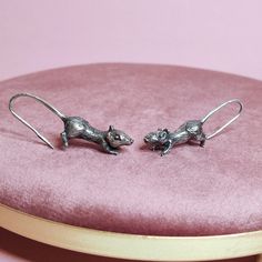 Rats shaped earrings they hang from the tail :) Ratatoullie Earrings, Venus Fly Trap Jewelry, Rat Earrings, Weird Jewelry, Cool Piercings, Funky Earrings, Dope Jewelry, Funky Jewelry, Power Outlet