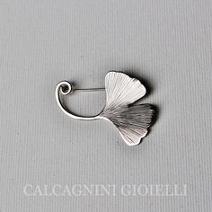 Handmade small sterling silver brooch. The small ginkgo brooch was made and engraved by hand. The width of the brooch is about 3.4 cm, the height is about 3.2 cm. Brooch are shipped inside a beautiful gift box. The sterling silver used for making the pendant is nickel free. Made in Italy. Design by Flavio Calcagnini. To see more, please visit my shop at: https://www.etsy.com/it/shop/calcagninigioielli As the brooch are made from sterling silver, please keep them in a box or pouch, to avoid darke Ginko Biloba, Sterling Silver Brooch, Brooches Handmade, Silver Brooch, Flower Brooch, Cleaning Jewelry, Metal Jewelry, Silver Bracelets, Jewelry Art