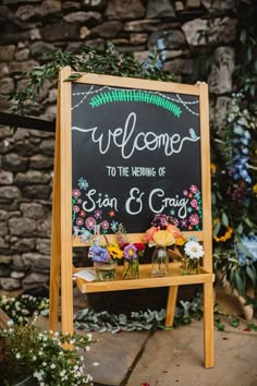 Colourful Wedding Welcome Sign, Welcome Sign Art, Easel Diy, Wedding Chalkboards, Wedding Easel, Diy Wedding Signs, Diy Welcome Sign, Black Easel, Wedding Chalk