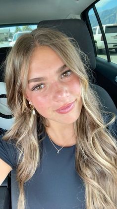 Super Light Brown Hair With Highlights, Dirty Blonde To Brown, Blonde Highlights On Straight Brown Hair, Hair Inspo Brown Highlights, Viral Hair Color, Light Brown Hair W Highlights, Light Highlights On Light Brown Hair, Riley Saurage Hair, Highlights For Light Brown Hair Straight