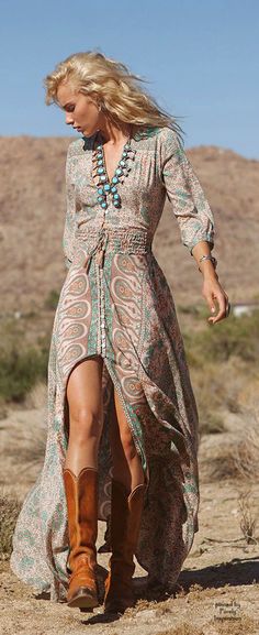 Boho Chic | Purely Inspiration Love this! The necklace is to much for me, and as always, wish it was a little shorter - but so beautiful! Dress And Cowboy Boots, Look Boho Chic, Floral Chiffon Maxi Dress, Dream Aesthetic, Stil Boho