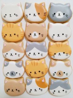 there are many decorated cookies with cats on them