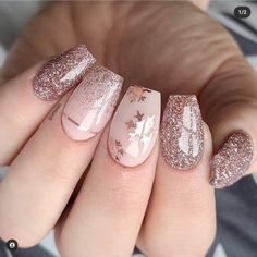 ¡Hola Belleza! 💅✨ ¿Estás buscando una... - Karlita's Secrets | Facebook Rose Gold Christmas Nails, Manicured Nails, Unghie Sfumate, Winter Nails Acrylic, Gold Nail, Rose Gold Nails, Pretty Nail Art Designs, Winter Nail