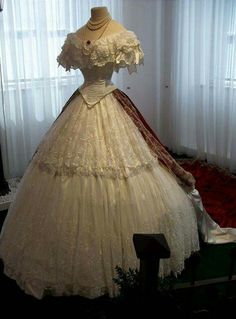 Empress Elisabeth of Austria's gown, 1860's. "AL" Victorian Ball Gowns, Gaun Abad Pertengahan, Mode Tips, Period Dress, Old Fashion Dresses, Old Dresses, Fantasy Gowns, Antique Dress, Fairytale Dress