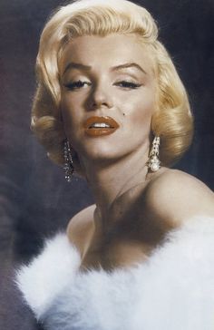 marilyn monroe wearing pearls and earrings