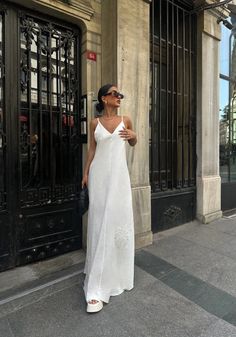 Découvrez notre magnifique robe longue brodée, disponible en blanc et lilas avec des bretelles. Parfaite pour les journées à la plage ou pour vos vacances, cette robe en coton légère et confortable vous fera rayonner tout l'été. Disponible dans plusieurs tailles pour convenir à toutes les silhouettes. Collection : Printemps / Été 2024 Composition :100% Coton Taille disponible : 36/38/40/42 Réf : F-S-ROBE-2744 Made in Turquie Loc Art, Inspi Outfit, Outfit Casual, Old Money, Made In, Violet, Casual Outfits, Summer Dresses, Couture