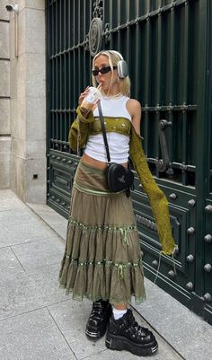 Layered Outfits Aesthetic Summer, New Rock Outfit, Glastonbury Outfits, Rave Outfits Women, Nyc Summer, Style Bundle, New York Fashion Week Street Style, Nyfw Street Style, Street Style Edgy