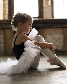 Afbeelding ontdekt door Dreams.. Ontdek (en bewaar!) je eigen afbeeldingen en video's op We Heart It Young Ballerina, Ballerina Photography, Tutu Ballet, Baby Ballerina, Ballet Kids, Swing Dancing