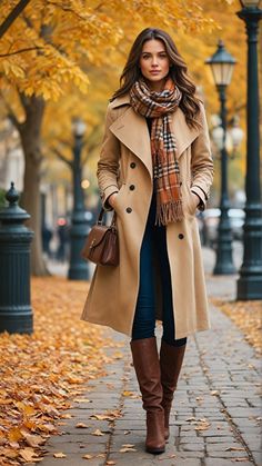 Scarf With Trench Coat, Fall 2024 Trends Women, Autumn Outfits Trench Coat, Womens Trench Coat Outfit, Trench Coat With Scarf, Trenchcoat Outfits, Trenchcoat Style, Mode Mantel, Burberry Coat