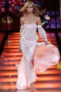 Flowy Silk Dress, Runway Vintage, Versace Runway, Versace Couture, Runway Dresses, Couture Runway, Gianni Versace, Fashion Poses, Fall Dresses