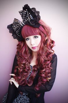 Hime cutie with large bow. Gothic Things, Gothic Hair Accessories, Extreme Fashion, Hime Gyaru, Gothic Hairstyles, Modeling Photography, Goth Hair, Fashion Victim, Japanese Street Fashion