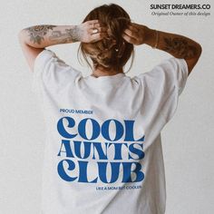 Feiern Sie die einzigartige Bindung der Tante mit unserem Cool Aunts Club-T-Shirt, das für jede zukünftige Tante, neue Tante oder Schwägerin perfekt ist. Dieses gemütliche und stilvolle Tshirt ist ein ideales Geschenk für diejenigen, die kürzlich zu einer Tante befördert wurden, oder als Cool Aunt Club, Aunt Sweater, Promoted To Aunt, Aunt Sweatshirt, Cool Aunt, Aunt Shirt, Aunt T Shirts, New Aunt, Grandson Gift