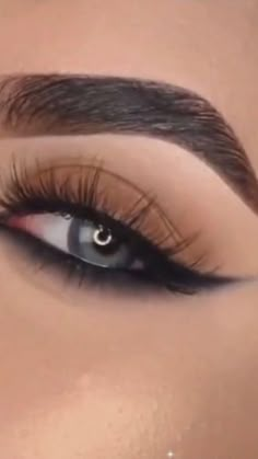 Eyeliner Designs Creative, Eyeliner Styles For Hooded Eyes, Simple Eyeliner Tutorial, Eyeliner Hooded Eyes, Eyeliner Hooded, Aesthetic Eyeliner, Creative Eyeliner, Eyeliner Aesthetic, Eyeliner Wings