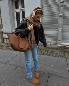 Brown Bag Outfit Winter, Caramel Bag Outfit, Brown Leather Bag Outfit, Brown Handbag Outfit