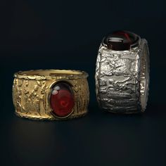 Elevate your jewelry collection with our exquisite Oval Cabochon Garnet ring, meticulously handcrafted in Italy. This luxurious ring, suitable for both men and women, is a stunning blend of ancient design and modern craftsmanship. Inspired by the historic "Altar of Domitius Ahenobarbus," this ring features a natural Mozambique Garnet set in a genuine 18k or 14k gold band, available in white, yellow, or rose gold. Key Features: Design: Inspired by the "Altar of Domitius Ahenobarbus," this ring em Historical Rings, Roman Design, Gold Garnet Ring, Gold Key, Ancient Designs, Jeweled Earrings, Italian Jewelry, Garnet Ring, Ring Pendant Necklace