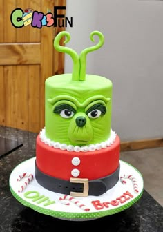 a cake decorated to look like the grinch from how the grinch stole christmas