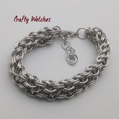 a silver chain bracelet is shown on a white background with the words crafty weiches