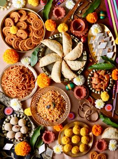 Happy Diwali Sweets, Diwali Snacks Photography, Diwali Food Board, Indian Festive Decor, Diwali Food Decoration Ideas, Diwali Faral Photography, Deepavali Aesthetic, Diwali Food Photography, Diwali Sweets Photography