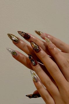 Fall Nails Rhinestones, Nails Maximalist, Maximalist Nails Fall, Dramatic Nails Acrylic, Maximalist Nails, Gold Jewelry Maximalist, Gold Claw Nails, Molten Gold Nails, Pirate Nails