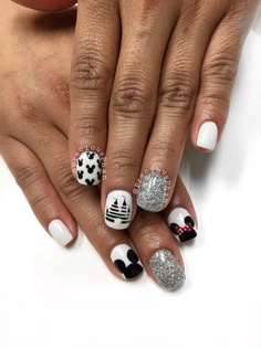 Disneyland nails. Castle nails. Minnie Mouse. Mickey Mouse #PreciousPhan Castle Nails, Disneyland Nails, Nails Disney, Disney Nail Designs, Disney Acrylic Nails, Minnie Mouse Nails, Mickey Nails, Manicure Gel, Nail Art Disney