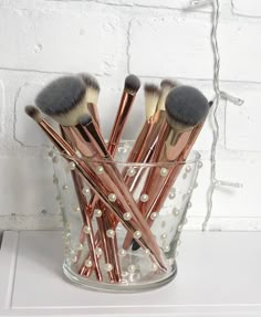 Makeup Brushes Organizer, Craft Ideas For Bedroom Decor, Brush Holder Diy, Makeup Brush Holder Ideas, Makeup Brush Organizer, Makeup Brushes Holder, Diy Decorations For Bedroom, Makeup Brush Holder, Bedroom Diy Decor