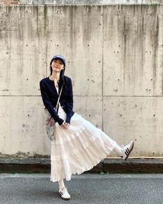 Long White Skirt Outfit Ideas, Ningning Outfit, White Skirt Outfit Ideas, Kaia Gerber Fashion, Hk Outfit, Japan Outfit Winter, Spring Outfits Japan, Maxi Skirt Fits, Downtown Winter