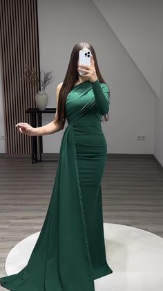 Jumpsuit Soiree, Dress Soiree, Pretty Dresses Casual, Muslim Evening Dresses, Green Evening Dress, Trending Ideas, Soiree Dress, Gowns Dresses Elegant, Dinner Dress Classy