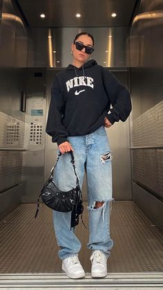 Black Crewneck Outfit, Hoodie Outfit Aesthetic, Nike Hoodie Outfit, Black Hoodie Outfit, Oversized Hoodie Outfit, Crewneck Outfit, Jeans And Hoodie, Winter Pants Outfit, Nike Outfit