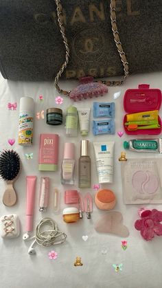 Makeup Bags Aesthetic, Makeup Bag Aesthetic, What's In My Purse, Makeup Bag Essentials, Inside My Bag, Purse Essentials, Handbag Essentials, روتين العناية بالبشرة, What In My Bag