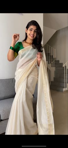 Kerala Look Saree, Onam Saree With Red Blouse, White Onam Saree, Onam Saree Styling, White Saree For Convocation, Convocation Outfit Graduation Indian, White Saree For Graduation, White Saree Wedding South Indian, Onam Saree Aesthetic