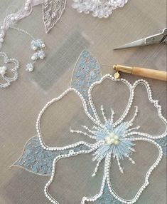 a table topped with lots of different types of beading