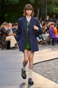 Preppy English Style, Estilo Preppy, Preppy Look, Looks Street Style, Rainbow Dash, 가을 패션, 2023 Fashion, Green Skirt, New Classic