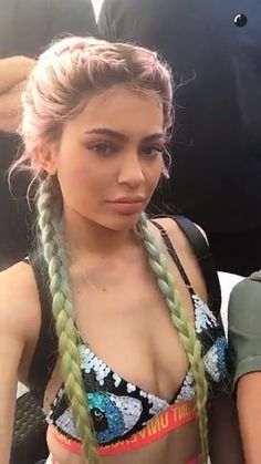 change up your style + your color this festival season with rainbow braids Makeup Looks Kylie Jenner, Kylie 2016, Kylie Jenner Coachella, 2016 Era, Kylie Hair, Kylie Jenner Hair, Estilo Kardashian, Trajes Kylie Jenner